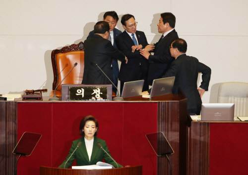 자유한국당 나경원 원내대표가 12일 오전 서울 여의도 국회에서 열린 본회의에서 교섭단체 대표연설 도중 “대한민국 대통령이 김정은 수석대변인” 발언과 관련해 더불어민주당 홍영표 원내대표가 자유한국당 정양석 원내수석부대표에게 항의하고 있다. 사진=뉴시스