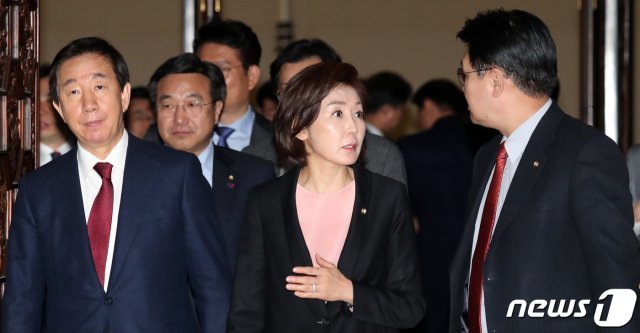 나경원 자유한국당 원내대표가 13일 서울 여의도 국회에서 열린 본회의를 마치고 의원총회 장소로 이동하고 있다. 2019.3.13/뉴스1 © News1