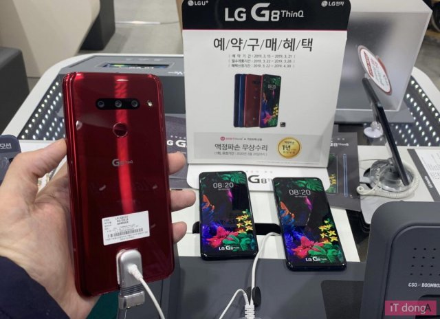 < 후면 카메라가 튀어나오지 않은 LG G8 씽큐 후면 디자인, 출처: IT동아 >