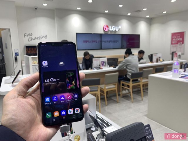 < LG유플러스 강남구청직영점 체험존에서 사용해본 LG G8 씽큐, 출처: IT동아 >