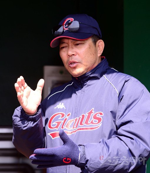 고정관념을 깨는 새로운 시도다. 2019시즌 한국프로야구에 ‘강한 2번타자’라는 새로운 흐름과 함께 기존 선발 투수와는 완전히 다른 ‘오프너’ 개념의 투수가 등장할 것으로 보인다. 명투수 출신으로 투수 조련 및 운용에 일가견이 있는 롯데 자이언츠 양상문 감독이 가장 먼저 ‘오프너’ 전략기용을 밝히면서 야구계의 관심이 모아지고 있다. 김해｜김민성 기자 marineboy@donga.com