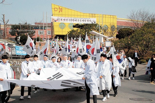 지난해 4월 4일 충남 아산시 온양역광장 일원에서 열린 ‘4·4독립만세운동’ 재현 행사.