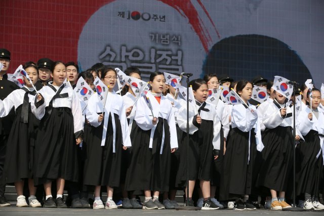 1일 충남 천안의 독립기념관에서 열린 3·1만세운동 100주년 기념식에서 ‘어린 유관순들’이 합창을 하고 있다. 충남도 제공
