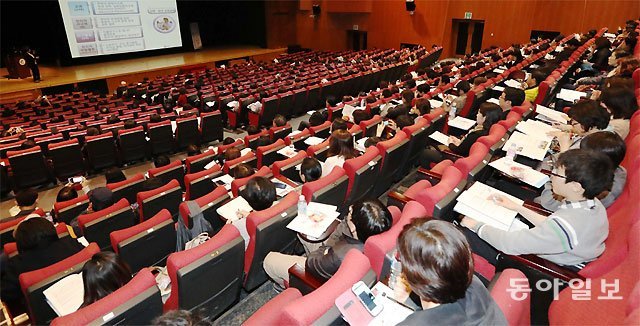 영재학교 입학설명회에 참석한 학생과 학부모들이 설명을 듣고 있다. 동아일보DB