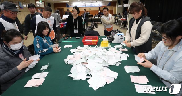 제2회 전국동시조합장 선거 투표가 종료된 13일 오후 대전 서부농협본점에 마련된 서구 개표소에서 선거개표 사무원들이 개표를 하고 있다. © News1