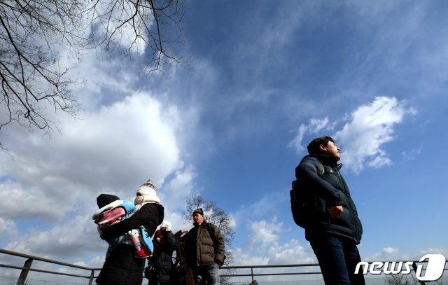 북서쪽에서 내려오는 찬 바람의 영향으로 수도권 지역의 미세먼지 농도가 좋음에서 보통 수준을 보인 13일 오전 서울 하늘이 푸르다. © News1