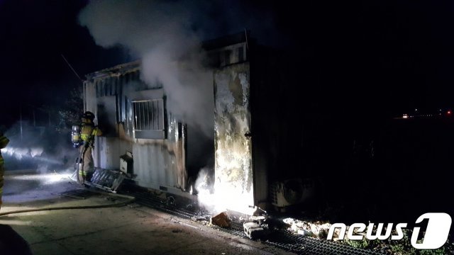 13일 오후 11시37분쯤 경남 하동군 북천면 한 축사의 컨테이너에서 불이 나 소방대원이 수습하고 있다.(경남소방본부 제공)2019.3.14.© 뉴스1
