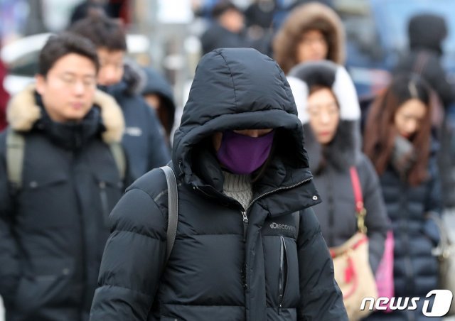 1월21일 서울 광화문네거리에서 시민들이 몸을 꽁꽁 싸맨 채 발길을 재촉하고 있다. 2019.1.21/뉴스1 © News1