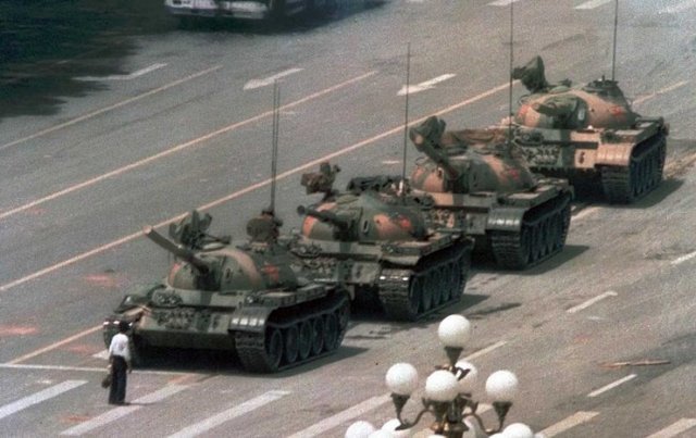 톈안먼 사태 당시 탱크 부대 진행로를 막아선 시민. 베이징=AP