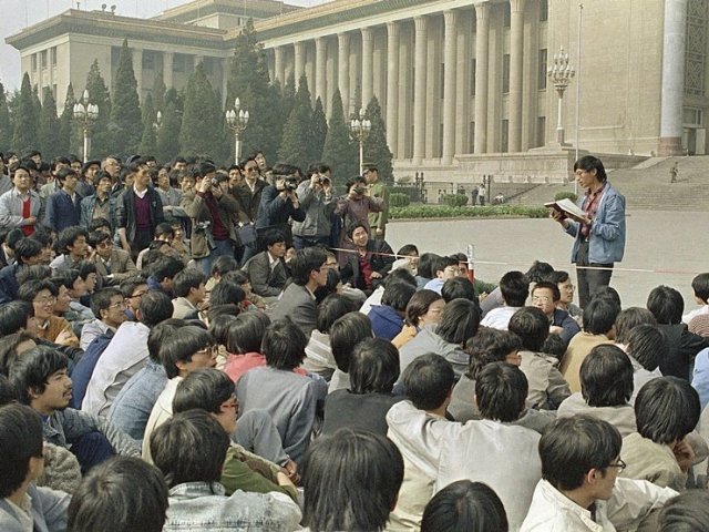 톈안먼 사태 당시 중국 베이징 인민대회당 앞에서 요구 조건을 읽고 있는 중국 대학생. 베이징=AP