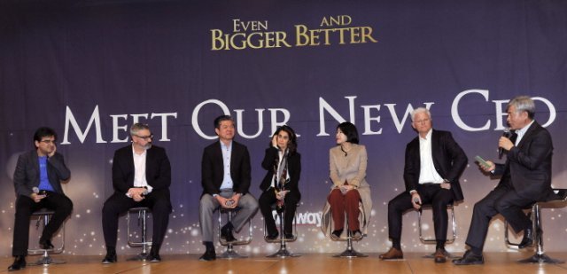 좌측부터 밀린드 판트 글로벌 CEO, 마이크 케이저 최고운영책임자, 간 간 최고 디지털책임자, 아노차 사네이 최고연구개발책임자, 배수정 최고마케팅책임자, 마크 바이더비덴 아시아태평양 총괄 사장, 김장환 한국암웨이 대표이사