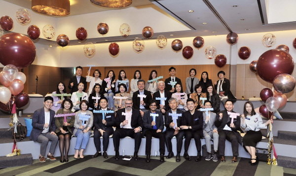 밀린드 판트 암웨이 글로벌 CEO를 포함한 주요 임원진들이 35세 이하 사업자들로 구성된 한국암웨이 ABO 비즈니스 파트너들 미팅 후 기념촬영을 진행하고 있다.