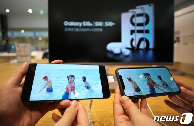 서울 서초구 삼성전자 딜라이트숍에 전시된 갤럭시S10‘을 시민들이 타사 스마트폰과 비교하고 있다. /뉴스1 © News1