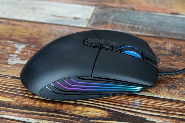 측면 홈과 고무 재질 소재를 통해 그립감을 살렸다, 출처: IT동아