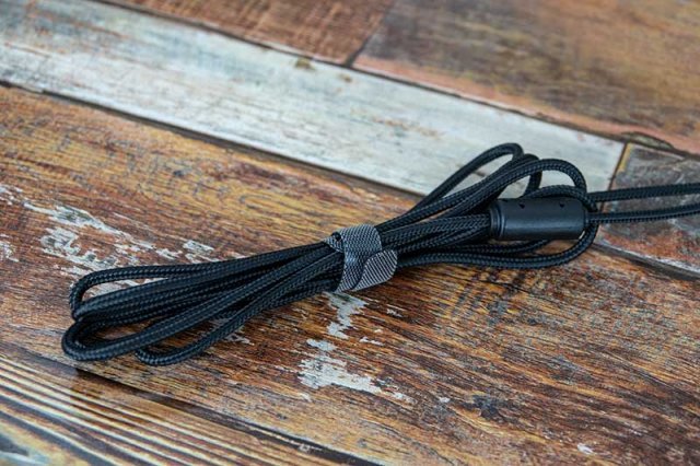 섬유 소재 케이블과 벨크로 테이프, 출처: IT동아