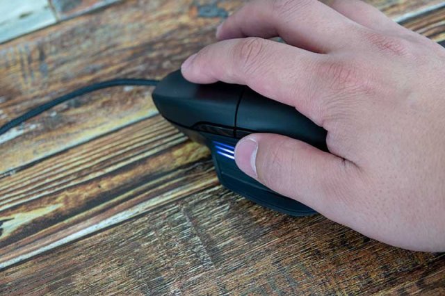 측면 브라우징 버튼, 출처: IT동아