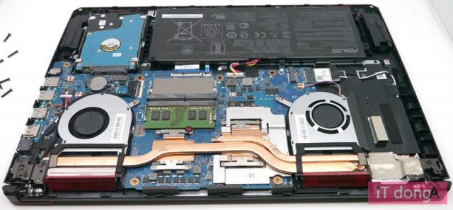 메모리와 SSD 추가가 가능한 내부, 출처: IT동아