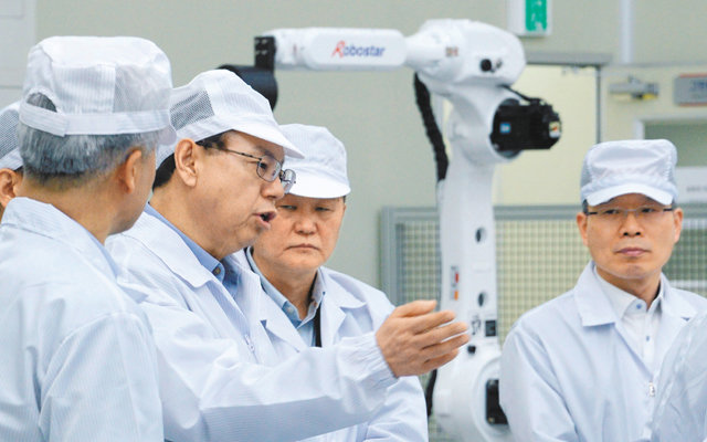조성진 LG전자 부회장(왼쪽에서 두 번째)이 11일 산업용 로봇 제조업체 로보스타를 방문해 다양한 산업용 로봇을 살펴보고 있다. LG전자는 지난해 7월 로보스타의 경영권을 인수했다. LG전자 제공