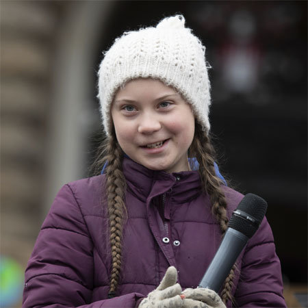 1일 독일 함부르크에서 열린 기후변화 집회에 참석한 스웨덴 소녀 그레타 툰베리가 발언에 앞서 마이크를 잡고 사람들을 바라보고 있다. 함부르크=AP 뉴시스