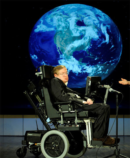스티븐 호킹 박사가 타계 10년 전인 2008년 미국항공우주국(NASA) 50주년 기념 강연에 나섰다. NASA 제공