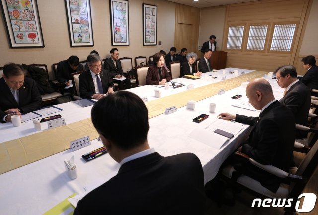 유은혜 사회부총리 겸 교육부 장관이 지난달 22일 오전 서울 세종로 정부서울청사에서 열린 사회관계장관회의 간담회에서 모두발언을 하고 있다. /뉴스1 DB © News1