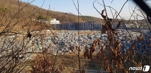 파주시 조리읍의 한 불법 쓰레기 야적장 모습. 주위는 높은 펜스와 철조망으로 둘러쌓여 있어 외부인들이 발견하기 쉽지 않다. © 뉴스1