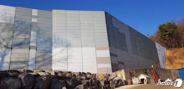 파주 조리읍의 불법 쓰레기 야적장 주변을 둘러싼 철제 펜스. © 뉴스1