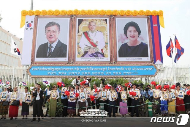 14일 캄보디아 프놈펜 국제공항에서 시민들이 문재인 대통령과 부인 김정숙 여사의 사진을 들고 환영하고 있다. (청와대 페이스북) 2019.3.15/뉴스1