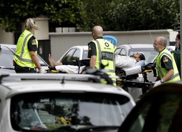 뉴질랜드 테러 목격자들 “범인들 유니폼 입어…다리에 탄창 차”
