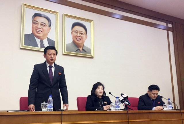 15일 북한 평양에서 외신 기자, 외국 외교관을 대상으로 열린 회견에 참석한 최선희 북한 외무성 부상(가운데). 평양=AP