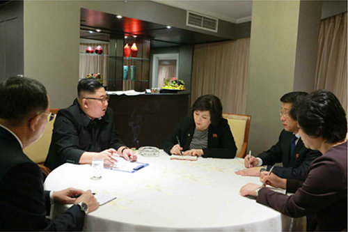 김정은 북한 국무위원장(왼쪽 두 번째)과 회의 중인 최선희 부상(오른쪽 두 번째). 사진 출처 노동신문