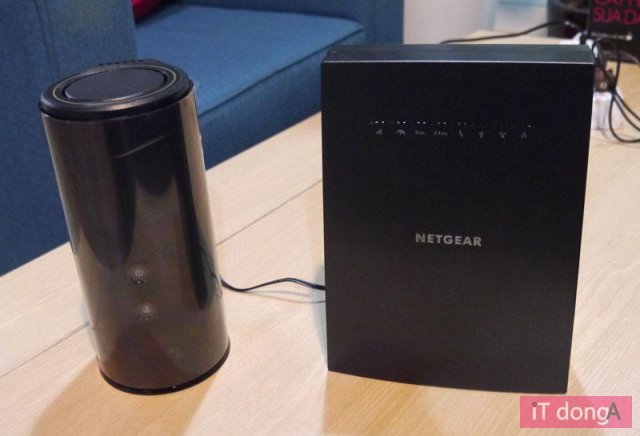 기존에 이용하던 디링크 DIR-868L 공유기(왼쪽)에 나이크호크 X6S를 연동시켰다, 출처: IT동아