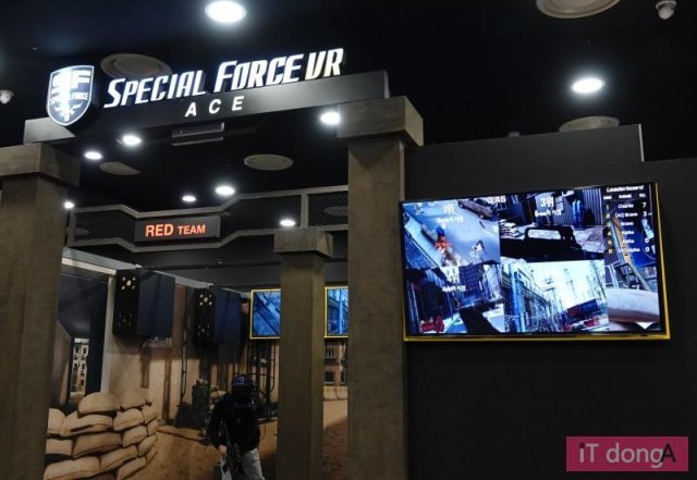신도림 레노버 VR매직파크 내 '스페셜포스 VR' 부스, 출처: IT동아