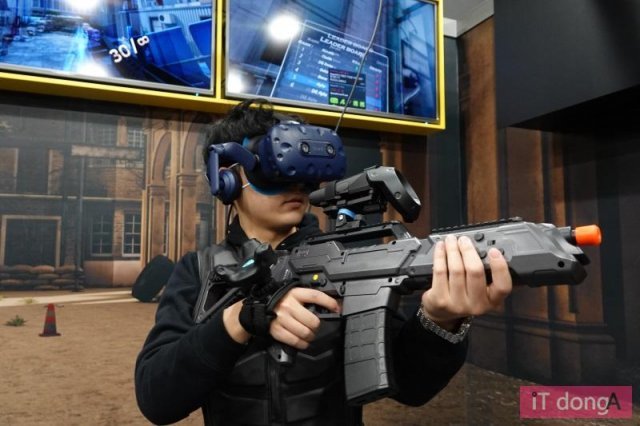 레노버 VR매직파크 방문객이 \'스페셜포스 VR\'을 즐기고 있다, 출처: IT동아