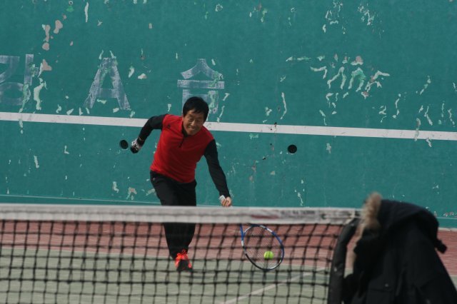 성기춘 회장이 경기 남양주테니스클럽에서 테니스를 치고 있다.