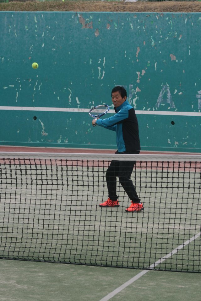 성기춘 회장이 경기 남양주테니스클럽에서 테니스를 치고 있다.