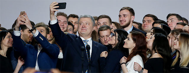 페트로 포로셴코 우크라이나 대통령이 지지자들과 함께 사진을 찍고 있다. 러시아의 위협과 경제난, 인구 감소, 부정부패 등의 상황에서 치러질 31일 우크라이나 대통령선거에서는 무려 39명의 후보가 난립해 혼란을 부추기고 있다. 키예프=AP 뉴시스