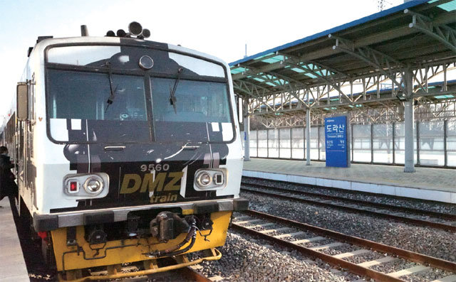 DMZ트레인은 통일호 객차 3량을 연결해 아기자기하게 개조했다. 안에는 생수 커피 맥주와 간단한 스낵을 판매한다.