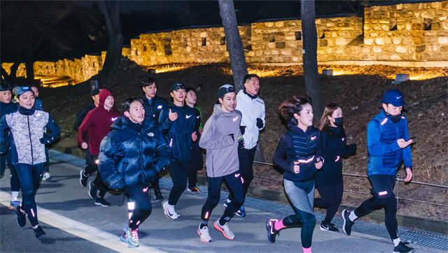 러닝크루 ‘유콘’ 회원들이 서울 남산에서 정기 러닝 훈련을 하고 있는 모습. 2014년 서울과 대구를 기반으로 결성된 유콘은 서울에서만 매주 수요일 150∼200여 명의 참가자들이 모여 함께 달린다. 유콘 제공