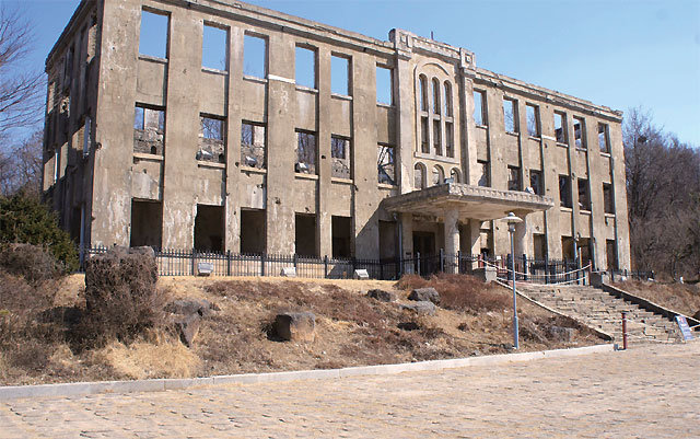 옛 조선노동당 당사 건물인 노동당사는 철원이 북한 땅이었을 때 세워졌다