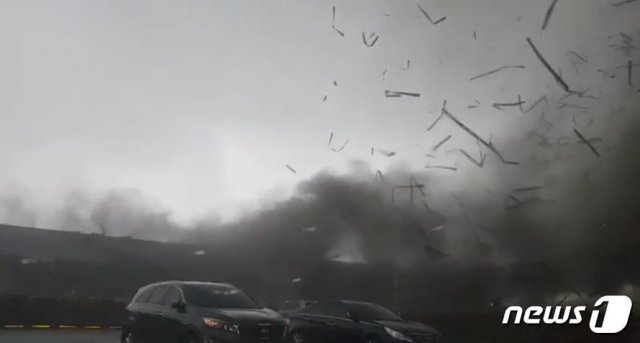 15일 오후 현대제철 당진제철소 제품 출하장의 슬레이트 지붕이 용오름에 뜯겨져 날아가고 있다. (독자 제공)© News1