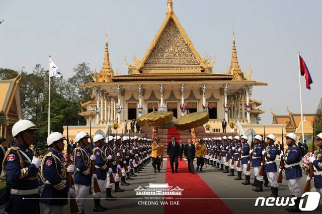 캄보디아를 국빈 방문 중인 문재인 대통령이 노로돔 시하모니 국왕과 함께 15일 오전(현지시간) 프놈펜 왕궁에서 의장대를 사열하고 있다. (청와대 페이스북) 2019.3.15/뉴스1