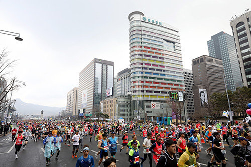 2019 서울국제마라톤 겸 제90회 동아마라톤 참가자들이 레이스를 펼치고 있다. 사진 | 동아일보