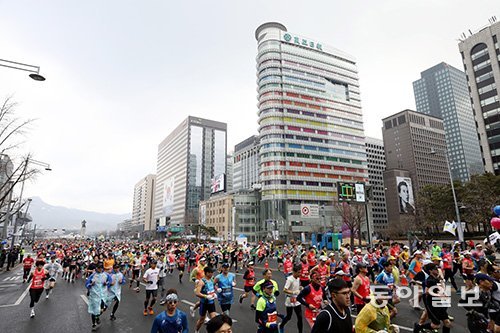 2019 서울국제마라톤 겸 제90회 동아마라톤 참가자들이 레이스를 펼치고 있다. 사진 | 동아일보