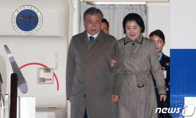 문재인 대통령과 부인 김정숙 여사가 브루나이, 말레이시아, 캄보디아 아세안(ASEAN) 3개국 순방을 마치고 16일 오후 경기도 성남시 서울공항을 통해 귀국하고 있다. 2019.3.16/뉴스1 © News1