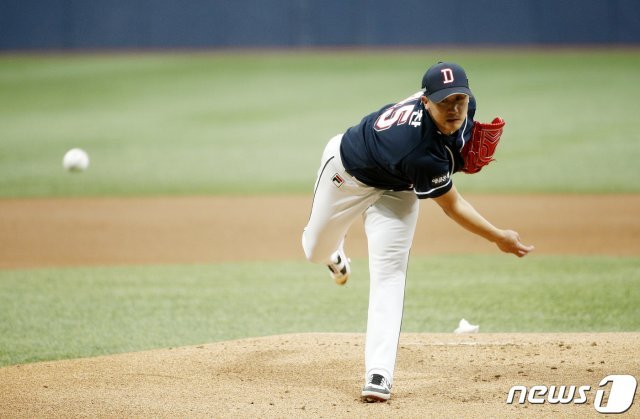 17일 오후 서울 구로구 고척스카이돔에서 열린 2019 프로야구 신한은행 마이카 KBO리그 키움 히어로즈와 두산 베어스의 시범경기에서 두산 선발 이용찬이 역투하고 있다. © News1