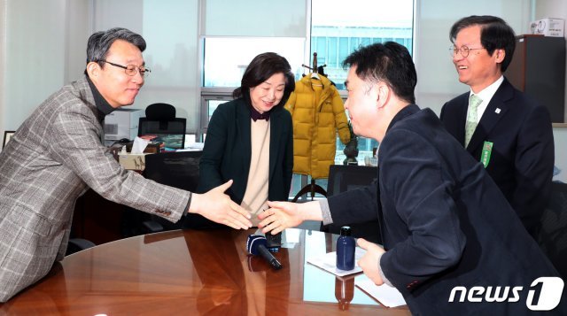 김성식 바른미래당 정개특위 간사가 17일 서울 여의도 국회에서 열린 정개특위 여야4당회의에서 김종민 더불어민주당 간사와 인사를 하고 있다. 2019.3.17/뉴스1 © News1