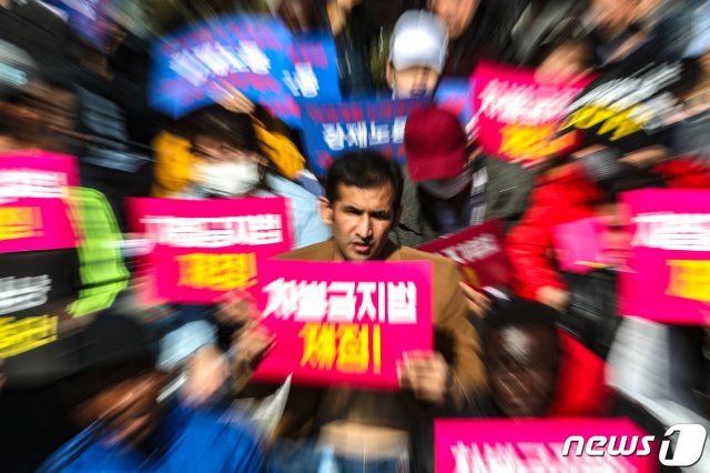 17일 오후 서울 중구 보신각 앞에서 열린 세계인종차별철폐의날 기념집회에서 참석자들이 차별금지법 제정을 촉구하며 구호를 외치고 있다. © News1