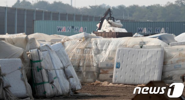 지난해 10월 충남 당진시 당진 동부항만 야적장에서 보관돼 있던 라돈검출 매트리스가 운반차량에 옮겨지고 있다. © News1