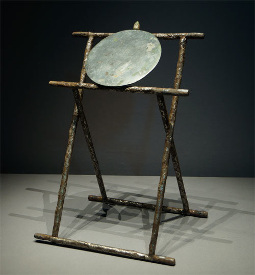 호림박물관 특별전 ‘고려의 디자인Ⅰ 금속공예―빛·소리·향’에서 선보인 ‘철제은입사거울걸이’. 12세기에 만들어진 것으로, 현존하는 고려의 거울걸이는 10여 개에 불과하다. 호림박물관 제공